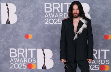 Jared Leto posa en la alfombra de los Brit Awards 2025.