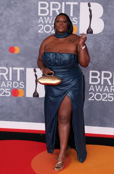 Judi Lov posa en la alfombra de los Brit Awards 2025.