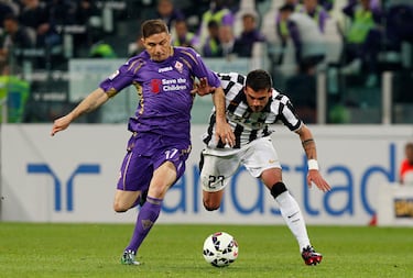 En la Fiorentina jugó 2 temporadas en las que participó en 71 partidos, anotando 7 goles y repartiendo 12 asistencias.