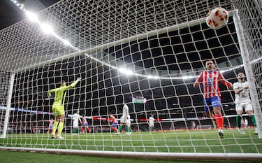 1-0. Javi Galán cuelga el balón desde la izquierda y Giuliano Simeone remata picado a la derecha de Jirí Letácek para anotar el primero en el minuto 7.