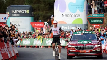Cycling - Vuelta a Espana - Stage 6 - Olot to Pal - Olot, Andorra - August 28, 2025 UAE Team Emirates' Jay Vine celebrates as he crosses the line to win stage 6 REUTERS/Bruna Casas