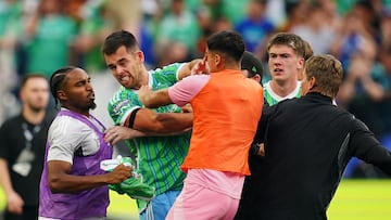 SEATTLE, WASHINGTON - AUGUST 31: Tom�s Aviles #6 of Inter Miami CF and L�o Ch� #23 of the Seattle Sounders FC fight after the Leagues Cup Final match between Seattle Sounders and Inter Miami CF at Lumen Field on August 31, 2025 in Seattle, Washington. Rich Lam/Getty Images/AFP (Photo by Rich Lam / GETTY IMAGES NORTH AMERICA / Getty Images via AFP)