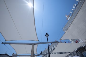 Toldos instalados por el Ayuntamiento de Madrid en la Puerta del Sol. El Ayuntamiento de Madrid defiende la instalación de toldos desmontables en la Puerta del Sol, argumentando que es un Bien de Interés Cultural (BIC) donde no se pueden plantar árboles ni instalar estructuras permanentes.
02 JULIO 2025
Eduardo Parra / Europa Press
02/07/2025