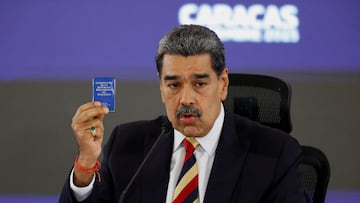 Venezuela's President Nicolas Maduro holds a copy of the Venezuelan Constitution as he addresses the media, in Caracas, Venezuela, September 1, 2025. REUTERS/Leonardo Fernandez Viloria