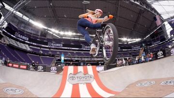 Una de las riders monta por el park en una de las demostraciones que organizan los X-Games