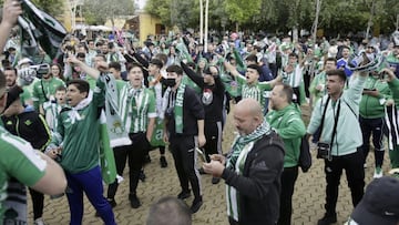 Los aficionados del Betis, en la Alameda.