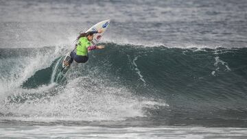 La surfista vasca Ariane Ochoa, con licra verde, durante una de sus mangas en el Cabreiroá Pro Las Américas 2020.