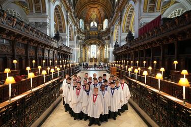 Los coristas del coro de San Pablo, incluidas niñas por primera vez en 900 años de historia, ensayan para los servicios navideños en la Catedral de San Pablo, en Londres. 