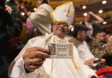 Un hombre disfrazado de papa con su décimo antes de comenzar la celebración del Sorteo Extraordinario de la Lotería de Navidad 2024, en el Teatro Real, a 22 de diciembre de 2024.