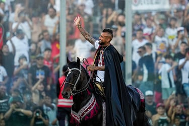 Al estilo 'Rey Arturo'. Así fue presentado Vidal en su presentación como nuevo jugador del Colo-Colo en el Estadio Monumental lleno. Llegó en helicóptero al estadio situado en Santiago de Chile para después para después cabalgar con un atuendo de rey.