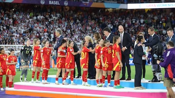 España recibe la medalla de plata de la Eurocopa.
