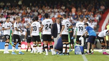 Celades, conversando con sus futbolistas.