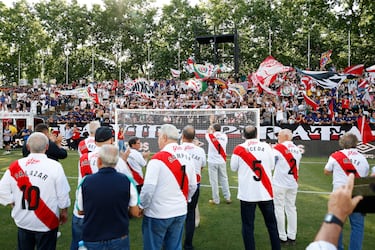 Los veteranos saludan a la afición rayista.