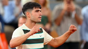 Carlos Alcaraz celebra su triunfo contra Damir Dzumhur en Roland Garros.