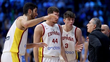 Aldama, Parra y De Larrea hablan con Sergio Scariolo durante el partido contra Grecia en Limasol.