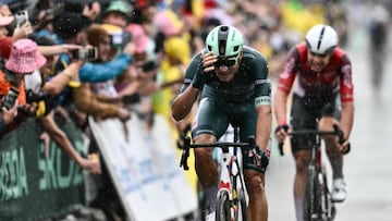 Jonathan Milan celebra su victoria bajo la lluvia en la meta de Valence.