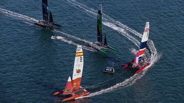El Victoria F50 de España lidera una regata durante la primera jornada del Australia Sail Grand Prix en Sidney.