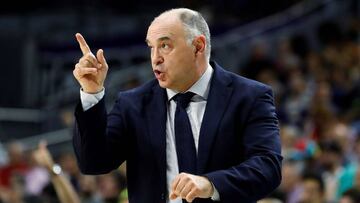 GRAF4168. MADRID, 03/10/2019.- El entrenador del Real Madrid, Pablo Laso da instrucciones a sus jugadores durante el partido de la primera jornada de Euroliga que disputan ante el Fenerbahce en el pabellón Wizink Center de Madrid. EFE/ Juanjo Martin