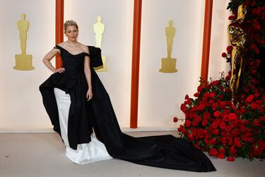 Elizabeth Banks posa en la alfombra champagne.