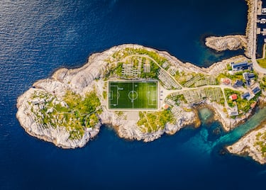 El terreno de juego se utiliza únicamente para partidos de fútbol amateur. Pero,  además, su estructura lateral tiene otra función muy especial: secar el bacalao de los pescadores de la zona. Dicho bacalao está considerado como uno de los mejores del mundo.
