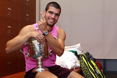 El tenista español Carlos Alcaraz posa con su trofeo en el vestuario tras derrotar al italiano Jannik Sinner en la final individual masculina, en la decimoquinta jornada del Abierto de Estados Unidos 2025.