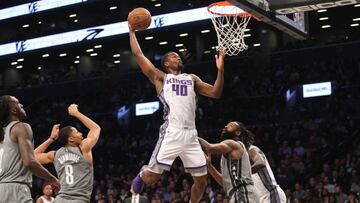 Harrison Barnes realiza un mate ante Brooklyn Nets.