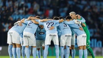 Los jugadores del Celta forman una piña antes del partido contra el Getafe en Balaídos.