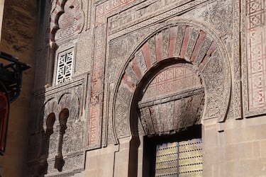 Detalle de la puerta manchada por el humo provocado por las llamas del incendio que ocurrió en el interior de la Mezquita-Catedral de Córdoba. 