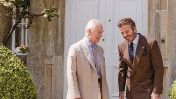 Carlos III ‘corona’ a Beckham y enfada al príncipe Harry: “Compartimos consejos de apicultura”