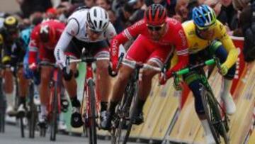 Nacer Bouhanni cierra a Michael Matthews contra las vallas en presencia de Niccolo Bonifazio.