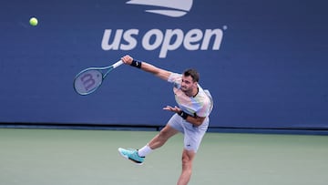 FLUSHING MEADOWS (United States), 26/08/2025.- Pedro Martínez of Spain in action against Leandro Riedi of Switzerland during the first round of the US Open Tennis Championships at the USTA Billie Jean King National Tennis Center in Flushing Meadows, New York, USA, 26 August 2025. The US Open tournament runs from 24 August through 07 September. (Tenis, España, Suiza, Nueva York) EFE/EPA/CRISTOBAL HERRERA ULASHKEVICH