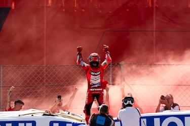  Marc Márquez celebra su segundo puesto en el Gran Premio de Cataluña.