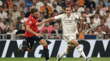 MADRID, 19/08/2025.- El defensa del Real Madrid Álvaro Carreras (d) se escapa de Jon Moncayola, de Osasuna, durante el partido de la primera jornada de LaLiga que Real Madrid y Atlético Osasuna disputan hoy martes en el estadio Santiago Bernabéu. EFE/Sergio Pérez