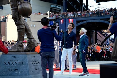 Tom Brady y Robert Kraft miran asombrados la estatua inaugurada en honor a Brady. En la base de la estatua han serigrafiado las 6 Superbowls que ganó Brady con los Patriots.