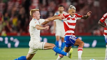 16-08 Granada CF-RC Deportivo correspondiente a la jornada 1 de la Liga Smartbank (Segunda División) disputado en el Estadio Nuevo los Carmenes. En la imagen Comas (RC Deportivo) y Stoichkov (Granada CF)