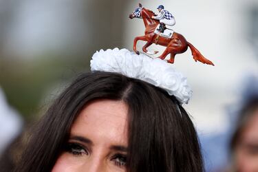 Ambiente durante el 'Ladies Day' del Grand National Festival, la carrera ecuestre más importante de las que se celebran en el Reino Unido, en el Circuito de Aintree, Liverpool.