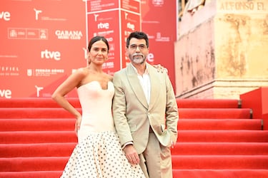 La presentadora Elena S. Sánchez y el periodista Rafael Muñoz posan en la alfombra roja de la II edición de los Premios Academia de la Moda Española que tiene lugar en la Biblioteca Nacional.