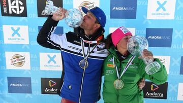Bastien Montes y Valentina Greggio posan con los globos de cristal como campeones de la Copa del Mundo de esquí de velocidad.