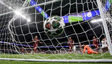 2-0. Jugadón del equipo de Ancelotti. Vinicius conecta con Rodrygo que asiste, con un caño a Khusanov, para el nueve del Real Madrid. El francés controla, recorta a Gvardiol y bate a Emerson con un derechazo.