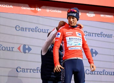 El ciclista noruego del Team Bahrain, Torstein Traeen, celebra en el podio que sigue un día más como líder de la clasificación general de La Vuelta a España 2025.
