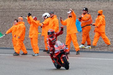 Marc Márquez celebra su victoria en la carrera al esprint en el GP de Alemania.