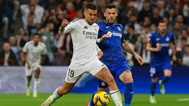 MADRID, 01/12/2024.- El centrocampista del Real Madrid Dani Ceballos (i) y el centrocampista del Getafe Carles Pérez en el partido de LaLiga entre el Real Madrid y el Getafe, este domingo en el estadio Santiago Bernabéu. EFE/ Sergio Pérez