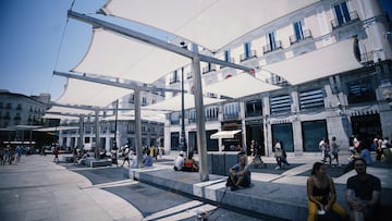 Toldos instalados por el Ayuntamiento de Madrid en la Puerta del Sol. El Ayuntamiento de Madrid defiende la instalación de toldos desmontables en la Puerta del Sol, argumentando que es un Bien de Interés Cultural (BIC) donde no se pueden plantar árboles ni instalar estructuras permanentes.
02 JULIO 2025
Eduardo Parra / Europa Press
02/07/2025