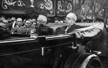 El 8 de septiembre, Manuel Azaña, presidente del Consejo de Ministros de la Segunda República Española, presentó su dimisión ante la falta de apoyo parlamentario y la negativa del presidente Niceto Alcalá Zamora a respaldar su gobierno. 

La dimisión de Manuel Azaña estuvo profundamente marcada por el impacto político y social de los sucesos de Casas Viejas.
Esta renuncia marcó el fin del llamado "bienio azañista", una etapa de profundas reformas sociales y políticas.

Pocos días después, el 12 de septiembre, Alejandro Lerroux, líder del Partido Radical, fue nombrado nuevo presidente del Gobierno, dando inicio al conocido como "bienio conservador" o "bienio negro", caracterizado por un giro político hacia posiciones más moderadas y conservadoras.

