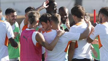 Javier Vidal, entre los jugadores del Valencia en un entrenamiento.