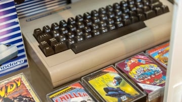 Tropieza con un tesoro gamer cuando vaciaba el sótano y decide crear un auténtico paraíso de la nostalgia