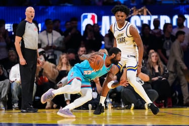 Kyrie Irving escabulléndose de Amen Thompson.