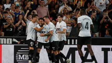 VALENCIA, 29/08/2025.- El centrocampista neerlandés del Valencia CF Arnaut Danjuma (2i) celebra su gol durante el partido de la tercera jornada de LaLiga que Valencia CF y Getafe CF disputan este viernes en el estadio de Mestalla. EFE/Manuel Bruque