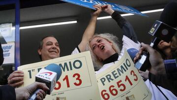 Los propietarios de la administración situada en el Paseo de la Esperanza, número 4, en Madrid, celebran la venta íntegra del número 66.513, agraciado con el Gordo de Navidad, dotado con cuatro millones de euros por serie (400.000 euros por décimo), en el Sorteo Extraordinario de Lotería celebrado hoy en el Teatro Real de Madrid. El premio ha salido a las 11.57 horas, en la séptima tabla, y ha sido cantado por Nicol Valenzuela y Lorena Stefan, quienes ya han cantado el primer quinto de este sorteo y dieron el Gordo el año paso.