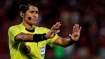 El árbitro peruano Michael Espinoza.